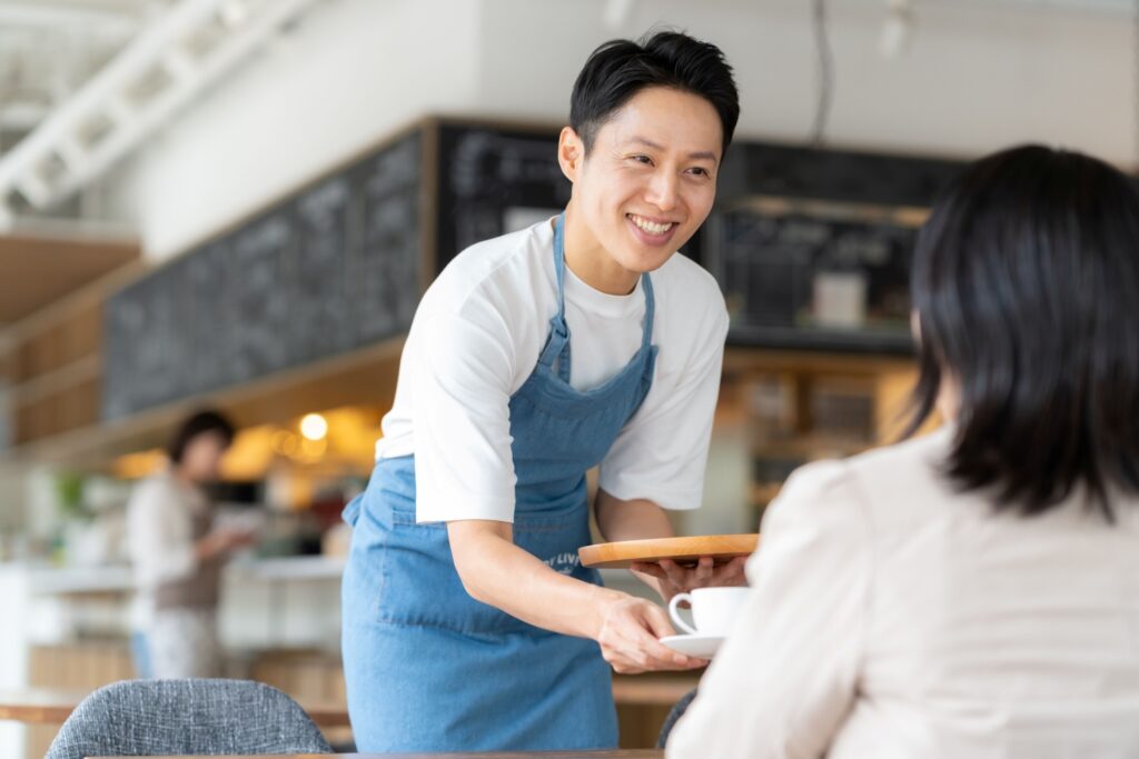 カフェで働く男性店員